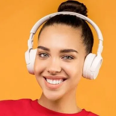 Étudiante avec casque audio